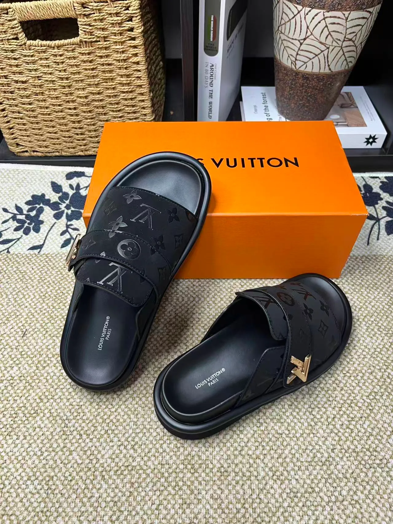 P340 [New Style] [LOUIS VUITTON] Louis Vuitton, LV printing, men's and women's slippers are now on the market, packed in drawer boxes with cloth bags and cards, the upper pattern looks very soft and waxy, and is a super versatile leg slimming tool. Fabric: imported denim/canvas/old fabric, LV hardware LOGO, official website pattern printing, comfortable to wear, feet: high-elastic PU water table. Sole: foam sole, heel height: about 5cm. Code number: 35-46, 35, 45, 46 are custom-made and non-returnable. Color: multiple colors and styles available.